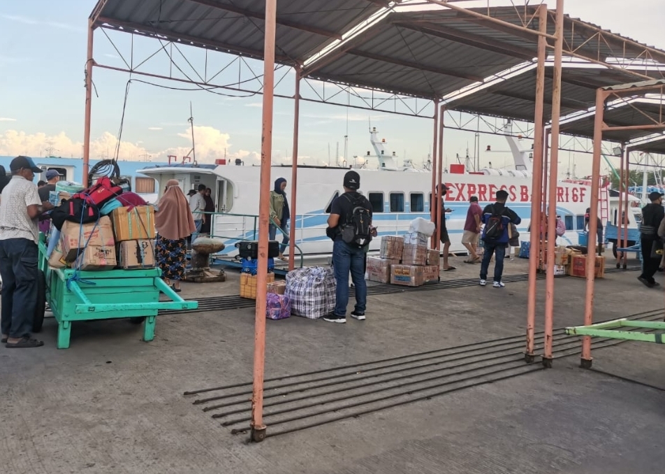 INOVASI: Kapal Express Bahari mulai menerapkan sistem check-in online untuk mengurangi antrean di Pelabuhan.