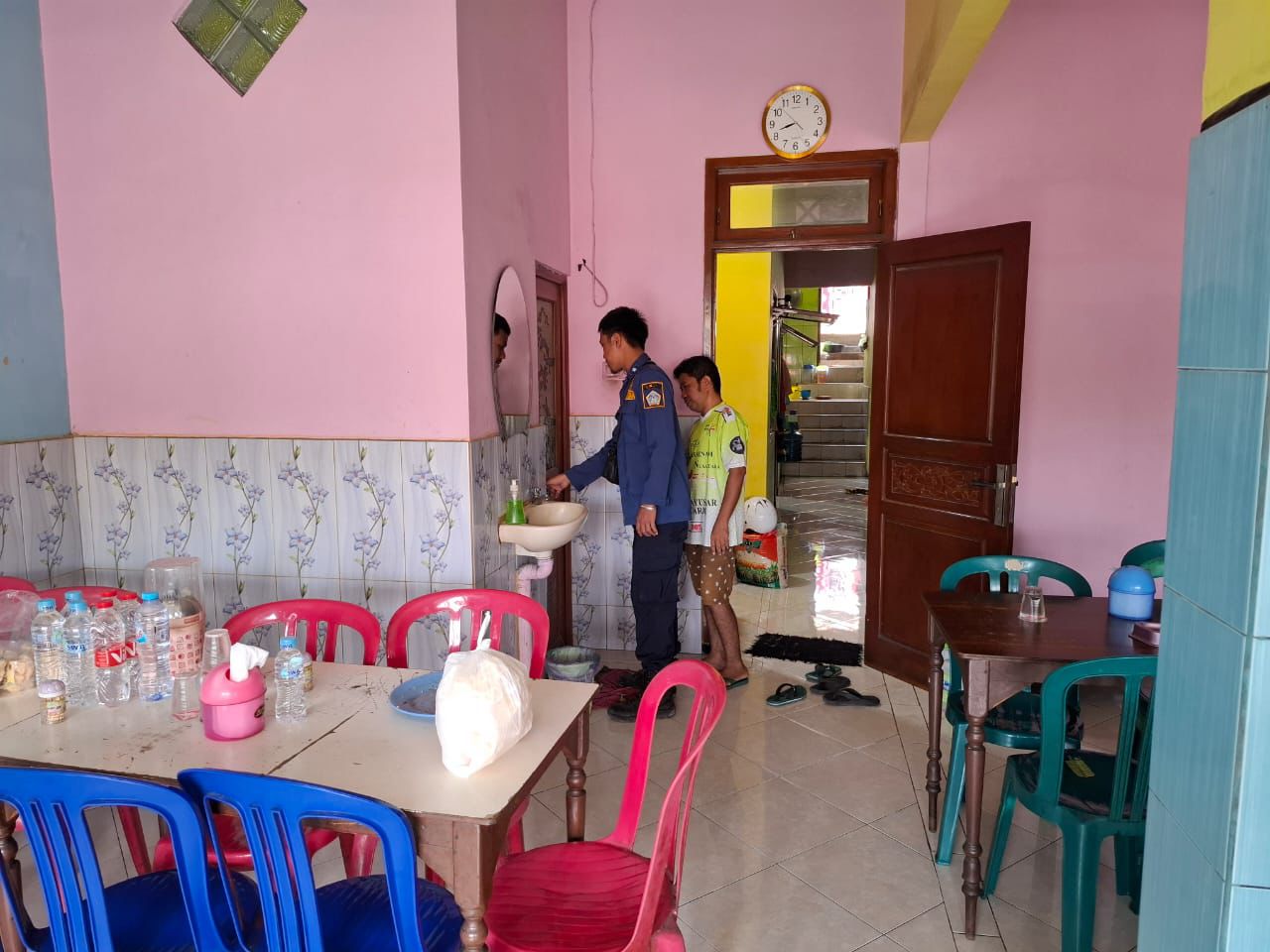 EVAKUASI : Petugas Damkarla Gresik saat melakukan pertolongan terhadap Wahyu warga Jalan Harun Thohir, Kelurahan Sidorukun, Kecamatan Gresik yang terjebak di dalam kamar mandi dan tidak bisa keluar.