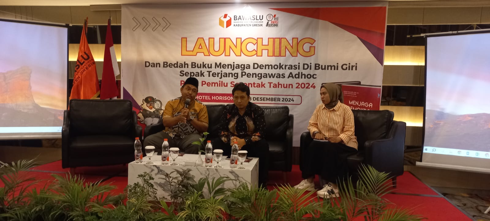 BEDAH BUKU: Badan Pengawas Pemilu (Bawaslu) Kabupaten Gresik meluncurkan buku monumental berjudul "Menjaga Demokrasi di Bumi Giri", yang mengabadikan perjalanan panjang pengawas ad-hoc Pemilu 2024