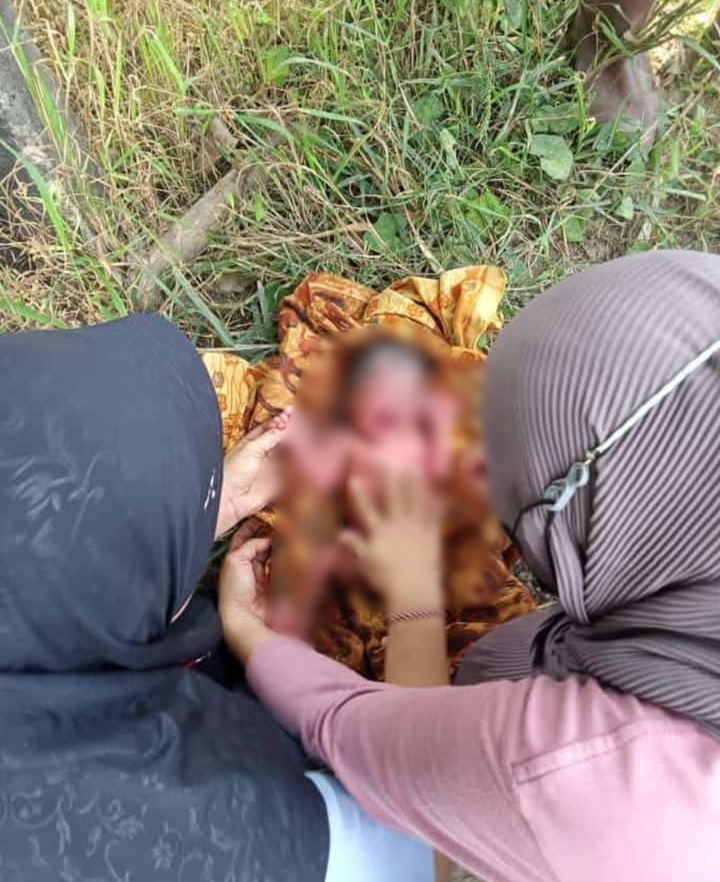 PENEMUAN BAYI: Seorang bayi laki - laki terbungkus kain jarit batik saat ditemukan di area lahan kosong di Desa Manunggal, Kecamatan Kedamean, Kabupaten Gresik
