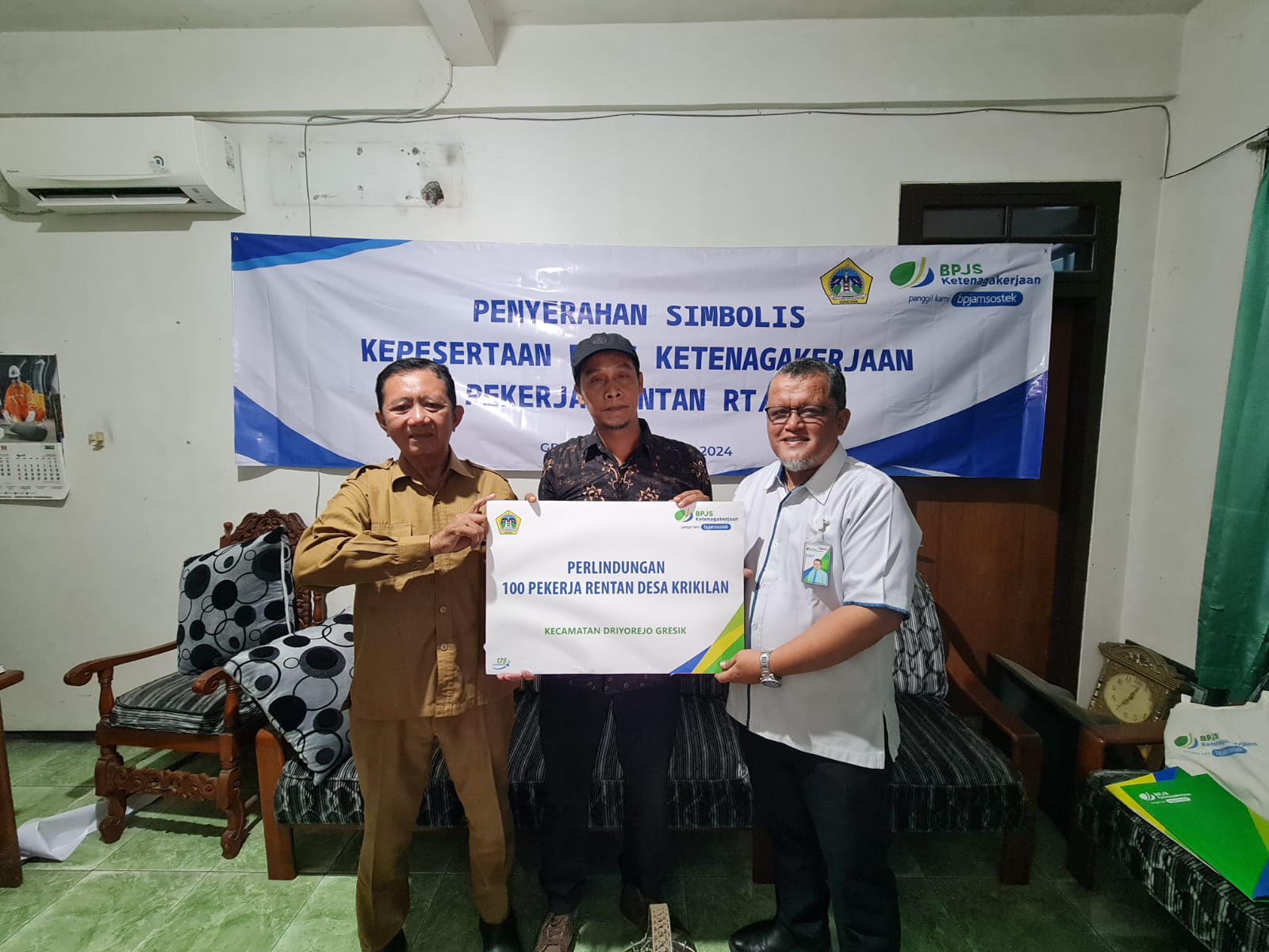 Kades Krikilan dan Kepala BPJS Ketenagakerjaan Driyorejo menyerahkan iuran untuk pekerja rentan.