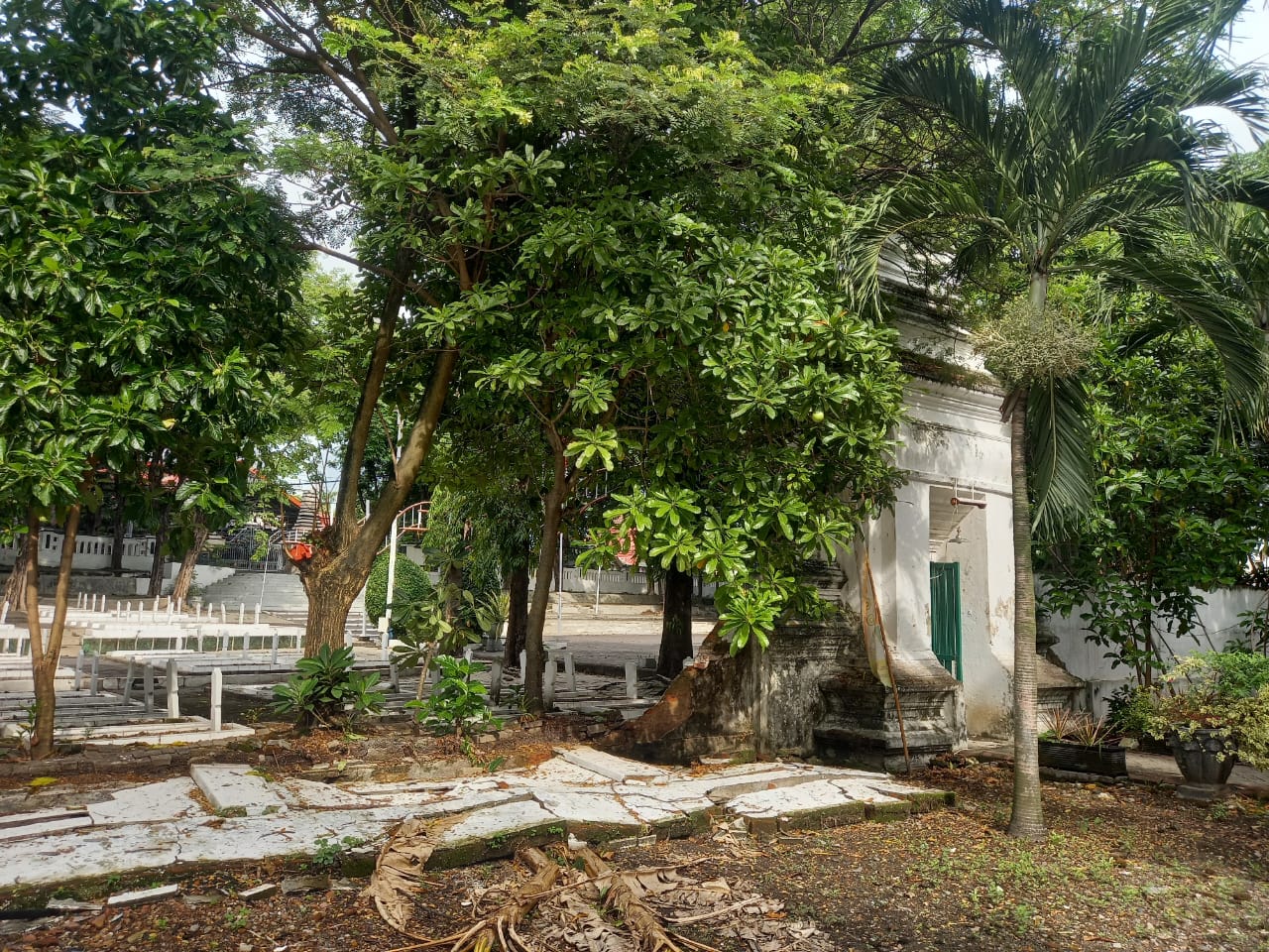AMBRUK: Tembok Pembatas Kompleks Makam Bupati Gresik Pertama K.R.T Poesponegoro dengan Makam Pahlawan di Jalan Pahlawan, Kecamatan Gresik, Kabupaten Gresik ambruk.