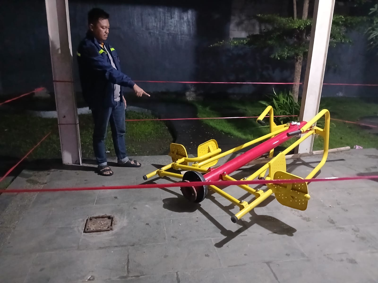 OLAH TKP: Anggota Polsek Cerme saat melakukan olah TKP di area Fasum olahraga di Cluster Patra Garden Perumaham Patra Raya, Kecamatan, Cerme, Kabupaten Gresik.