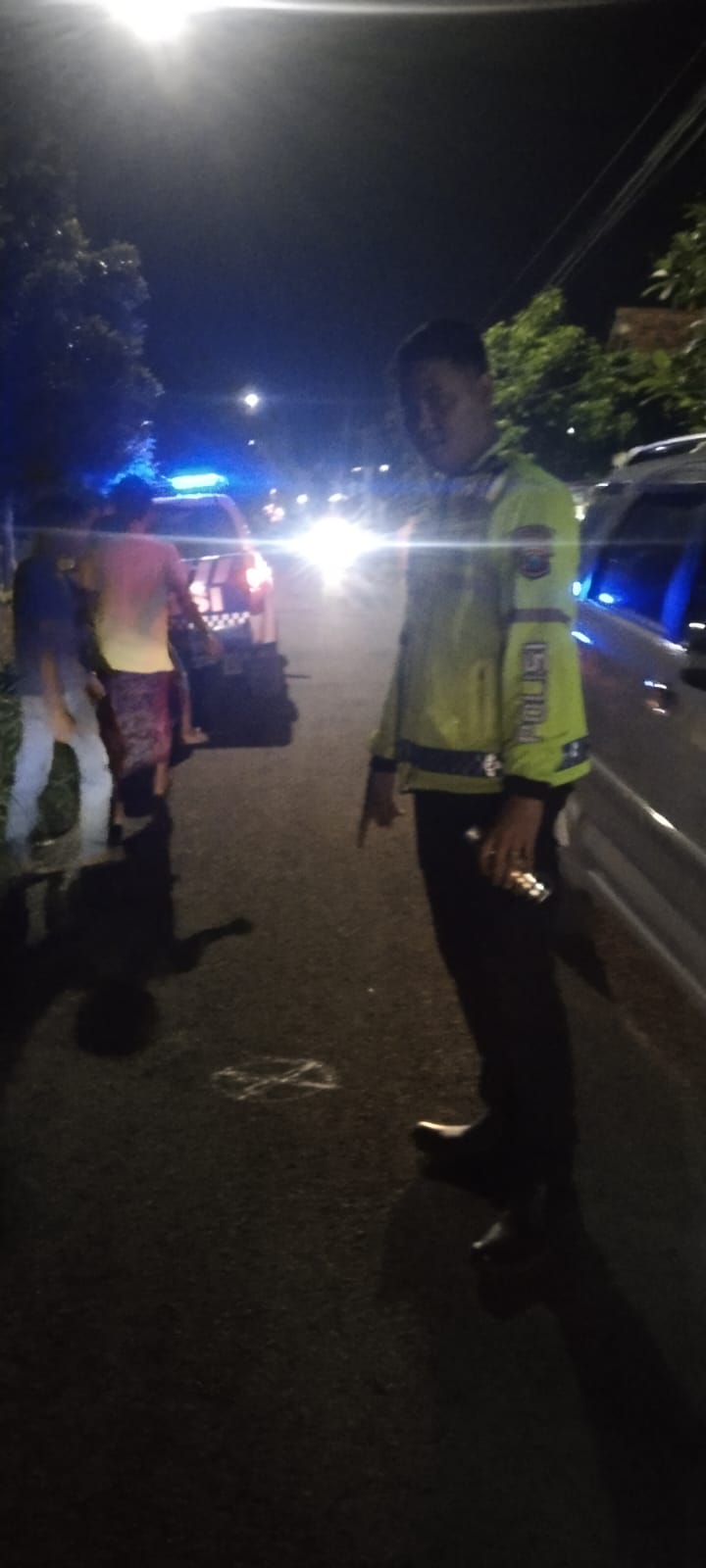 OLAH TKP : Anggota Unit Laka Satlantas Polres Gresik saat melakukan olah TKP Kecelakaan di Jalan Raya Desa Sukorejo, Kecamatan Bungah, Kabupaten Gresik.