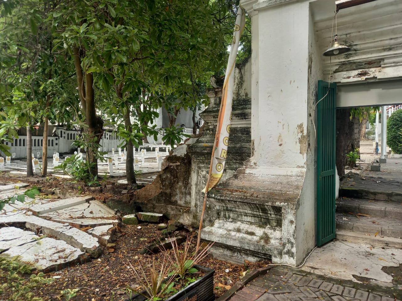 AMBRUK: Tembok Pembatas Kompleks Makam Bupati Gresik Pertama K.R.T Poesponegoro dengan Makam Pahlawan di Jalan Pahlawan, Kecamatan Gresik, Kabupaten Gresik ambruk.