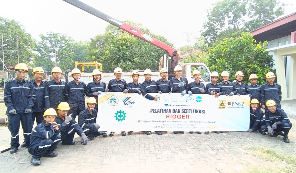 Terlatih : Para peserta pelatihan rumah vokasi Gresik bareng PT Freeport Indonesia foto bersama dan siap diserap perusahaan di kota pudak.