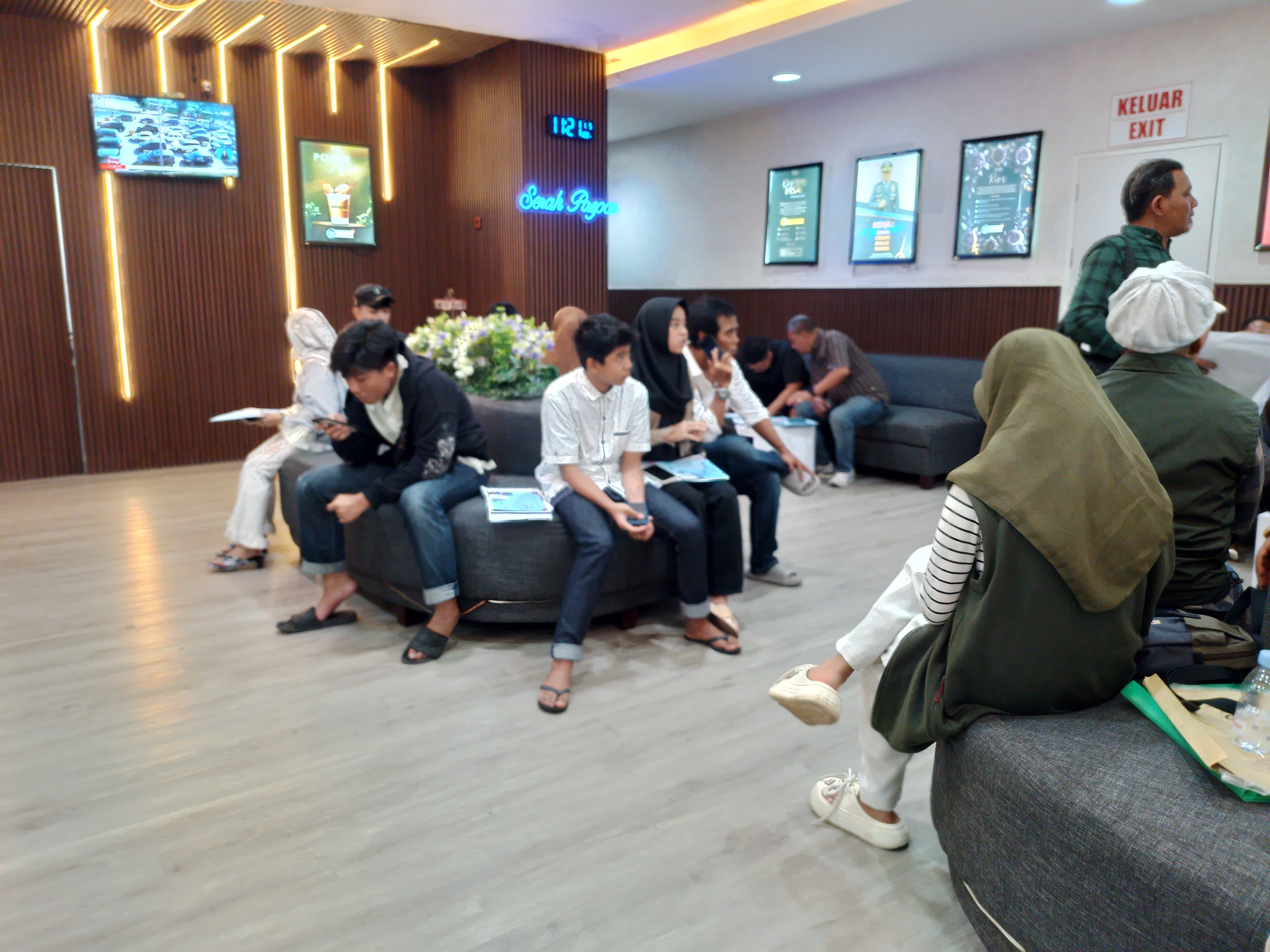 RAMAI: Immigration Lounge yang dikelola oleh Kantor Imigrasi Kelas I TPI Tanjung Perak di Icon Mall Gresik ramai pada hari Sabtu dan Minggu.