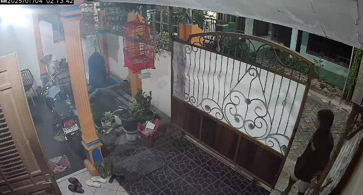 CURANMOR : Pelaku pencuri sepeda motor terekam CCTV milik rumah korban saat menjalankan aksinya di sebuah rumah di Desa Prambangan, Kecamatan Kebomas, Kabupaten Gresik.