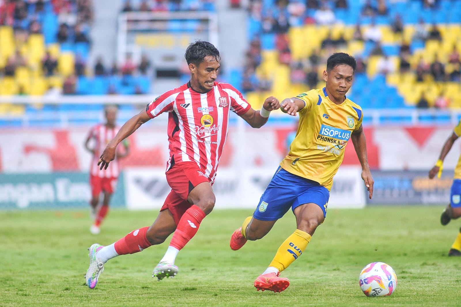 BEREBUT BOLA : Pemain Gresik United saat berebut bola dengan pemain Deltras FC di kompetisi liga 2 dengan skor 2-1 atas kemenangan Deltras FC di Stadion Gelora Delta Sidoarjo.