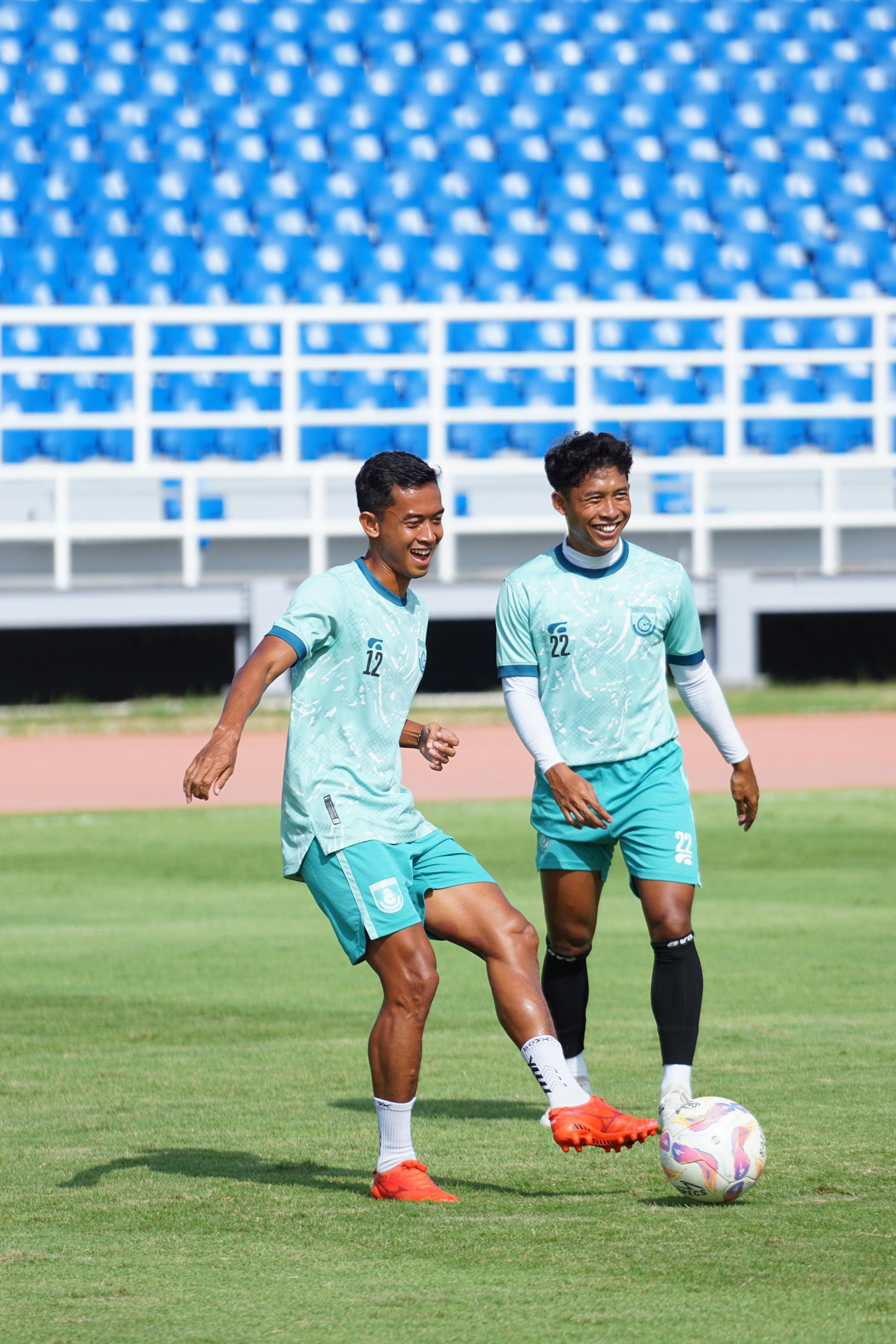 LATIHAN: Pemain GU saat berlatih menjelang pertandingan melawan Delteas FC di laga Liga 2 Grup 3.