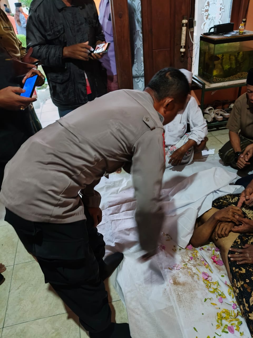 EVAKUASI: Anggota Polsek Benjeng saat melakukan evakuasi korban dan di bawah ke rumah duka.