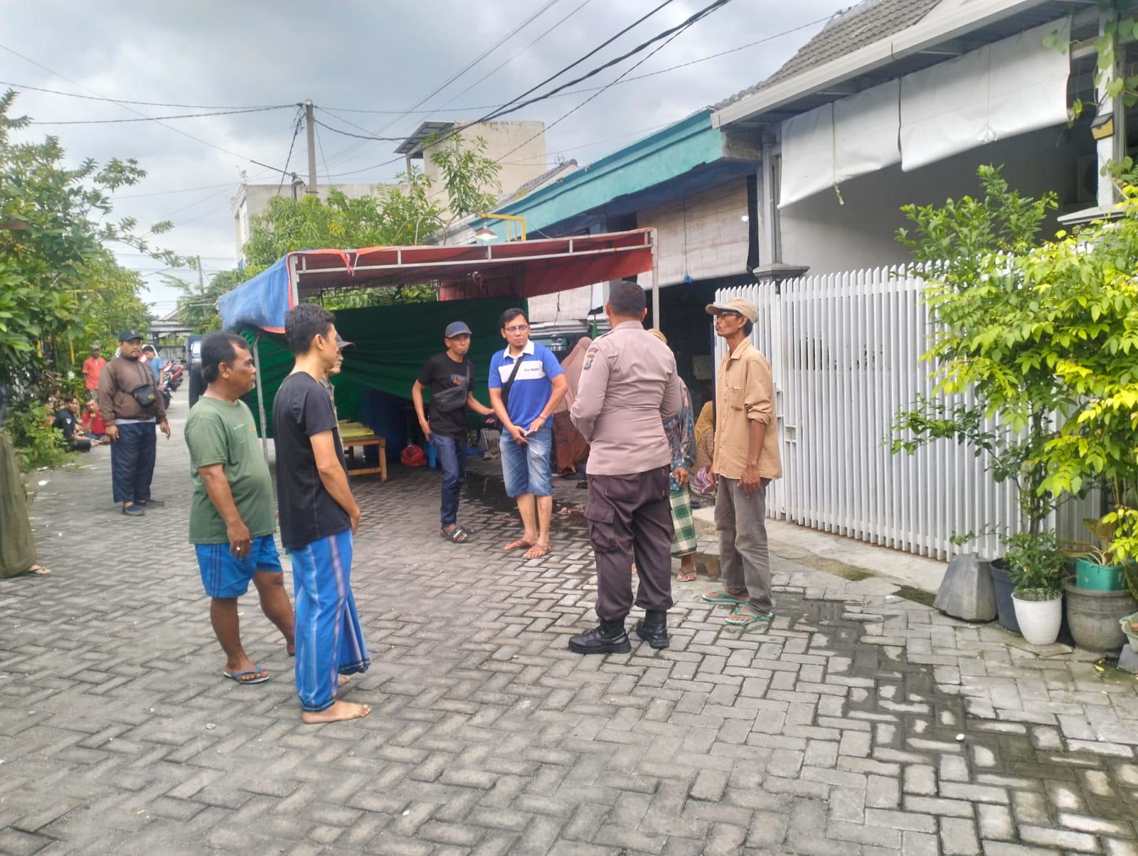 LOKASI TENGGELAM: Anggota Polsek Cerme saat mendatangi lokasi korban tenggelam dan mendatangi rumah korban dua orang siswa tenggelam di area waduk Desa Wedani, Kecamatan Cerme, Kabupaten Gresik.