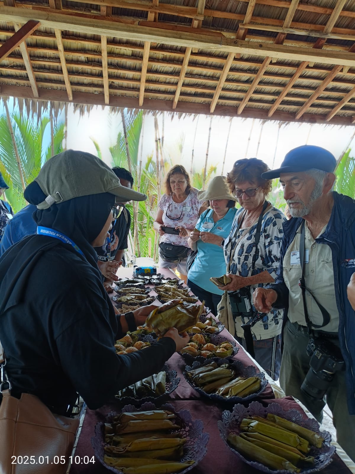 KONSERVASI: Tim dari kapal pesiar Coral Geographer asal Australia yang bekerja sama dengan Baweantourism, mengadakan kegiatan belajar konservasi mangrove, Minggu (5/1/2025).
