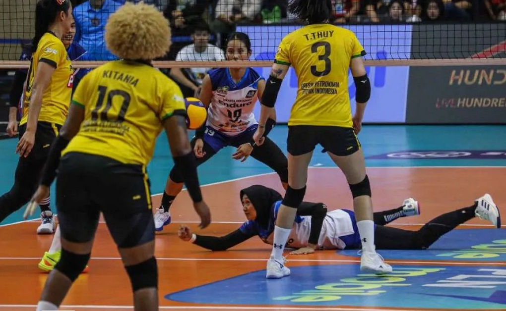 Proliga 2025 mempersembahkan pertarungan seru antara Gresik Petrokimia Indonesia (GPPI) dan Jakarta Pertamina Enduro (JPE) yang berlangsung di GOR Jatidiri, Semarang, Jawa Tengah, pada Minggu (5/1/202