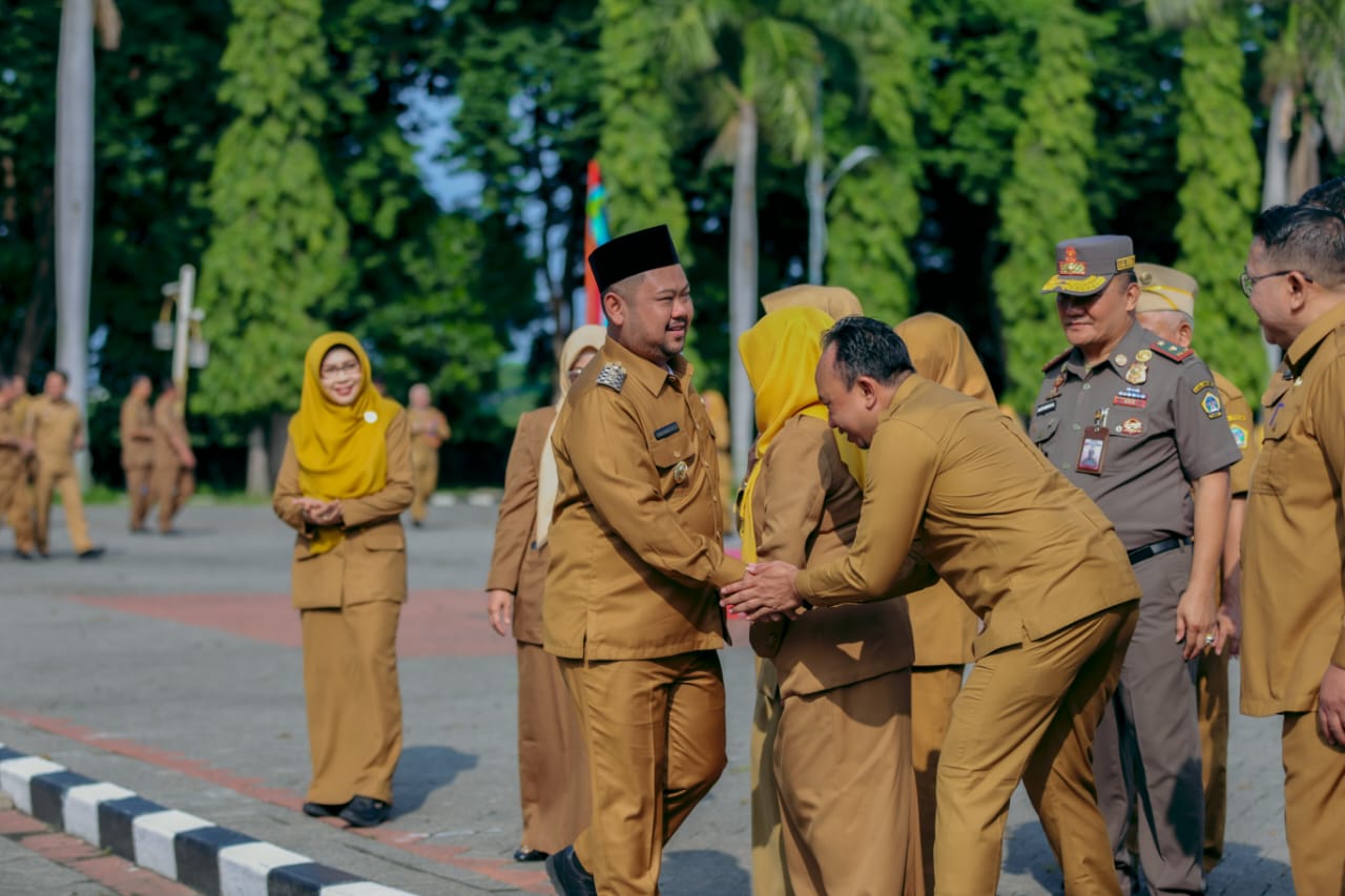 Bupati Gresik Fandi Akhmad Yani  sedang menyalami kepala OPD.