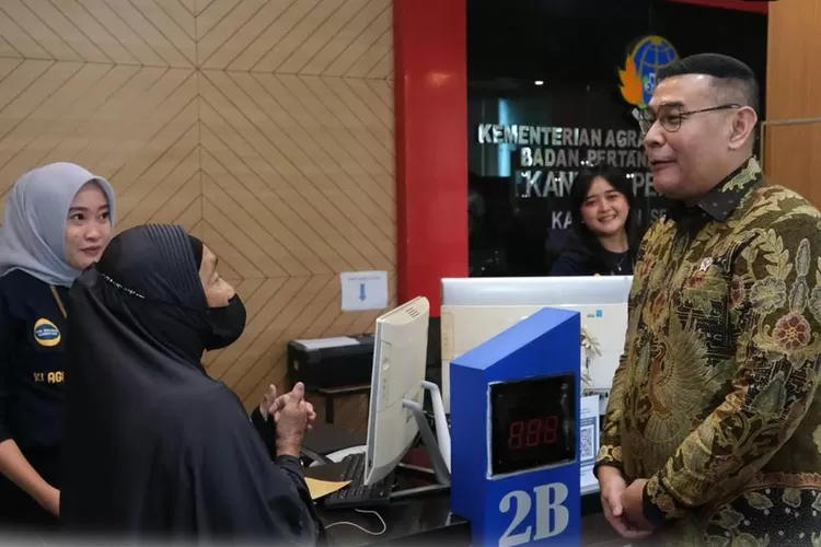 Wakil Menteri ATR/BPN, Ossy Dermawan meninjau pelayanan kantor BPN Semarang.