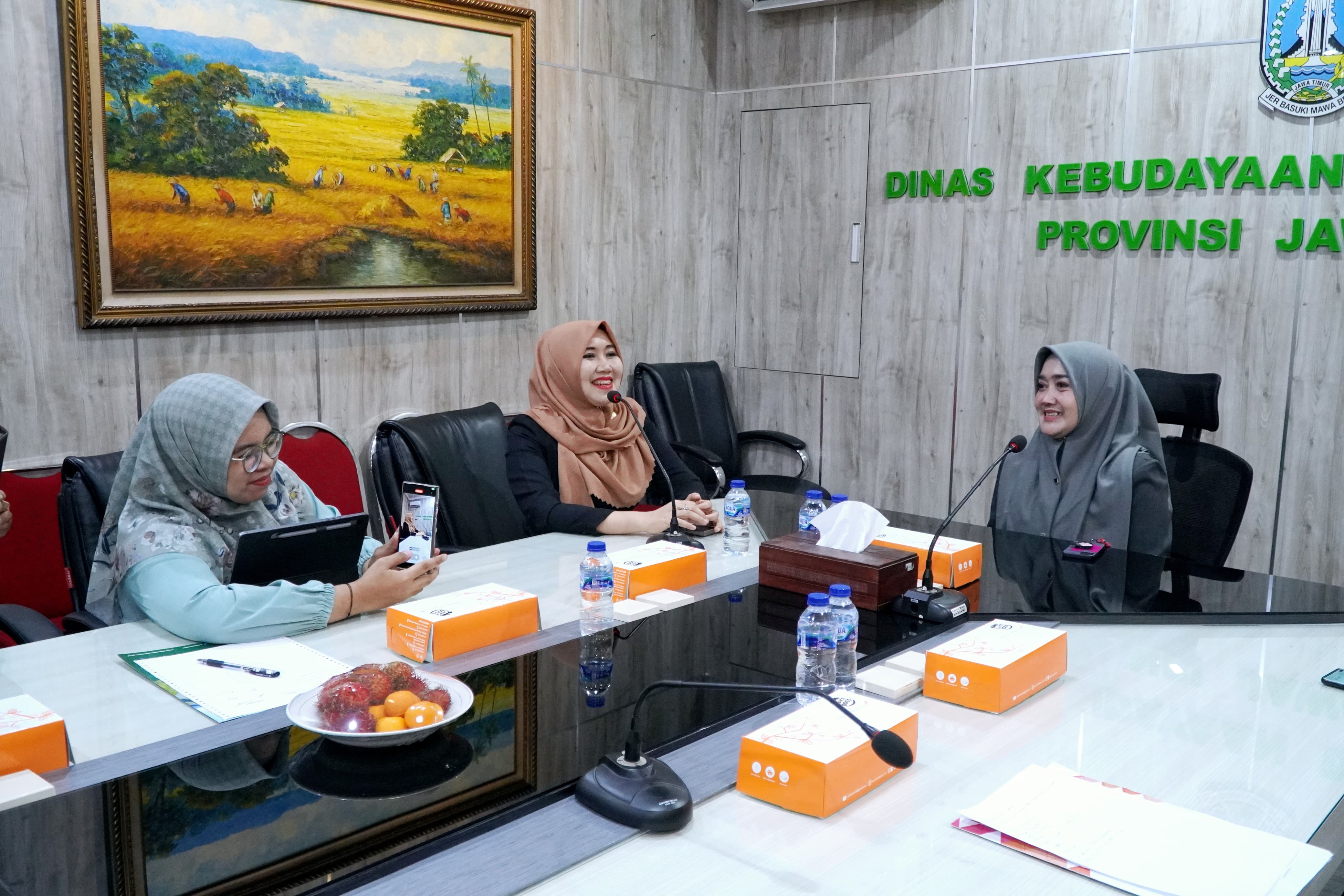 Anggota DPD RI Lia Istifhama sedang berdiskusi tentang budaya dan pariwisata di Kantor Dinas Kebudayaan dan Pariwisata Provinsi Jawa Timur.