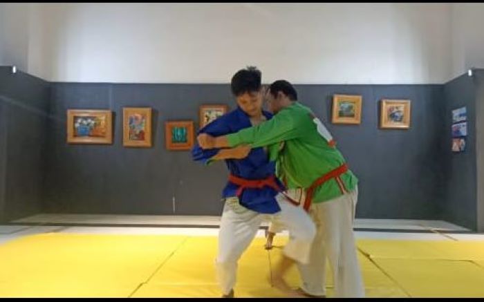 Foto : Istimewa/Radar Gresik  LATIHAN : Atlet Kurash Kabupaten Gresik saat melakukan latihan untuk mengasah skill dan mental untuk bertanding.