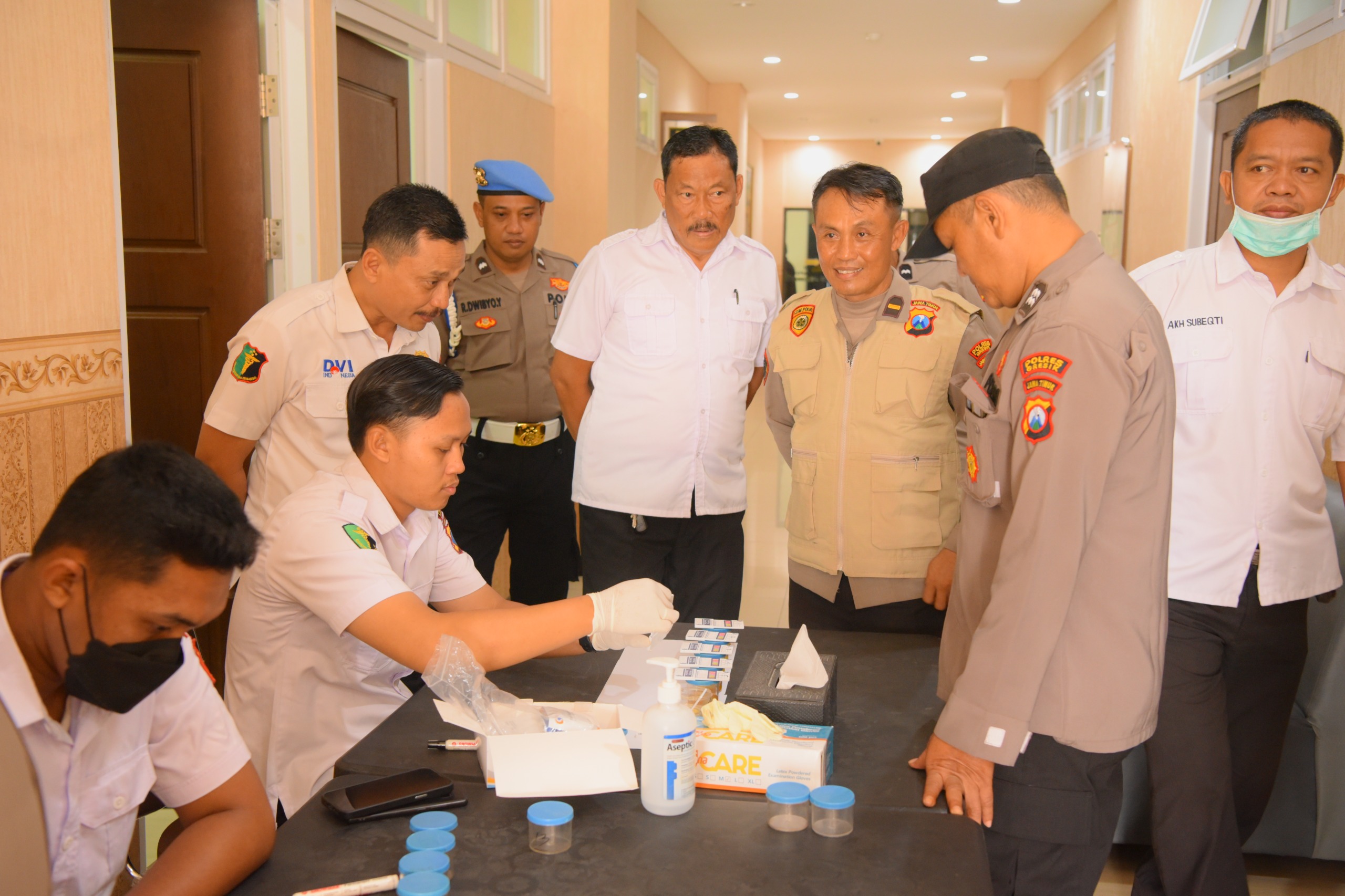 TES URINE : Anggota Polres Gresik saat menjalani tes urine secara mendadak untuk mencegah penyalahgunaan Narkoba di Mapolres Gresik.