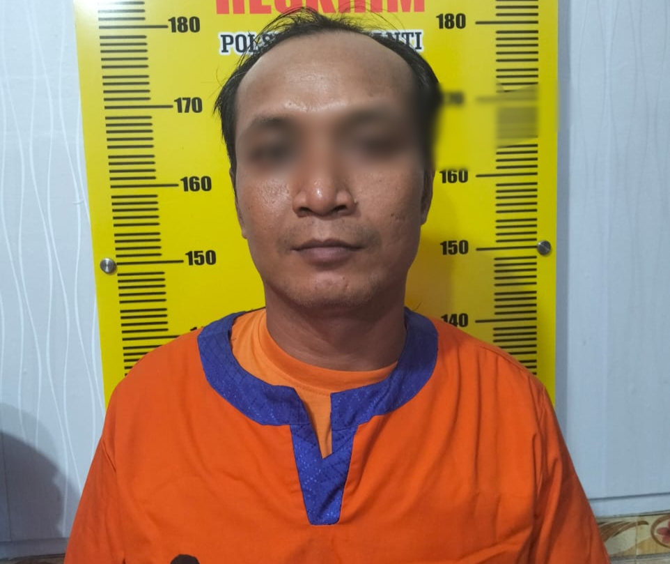 JUDOL : Tersangka judol Bagus Widianto saat diamanakan Mapolsek Menganti.