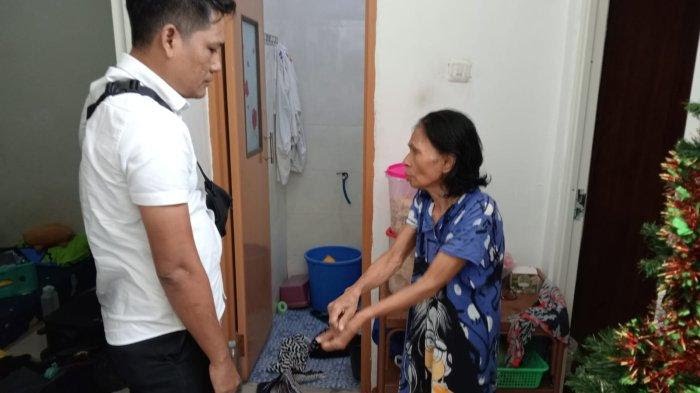 OLAH TKP: Anggota Reskrim Polsek Driyorejo saat melakukan olah TKP di Perum De Naila Village di Dusun Seumput, Desa Mojosarirejo, Kecamatan Driyorejo, Kabupaten Gresik.