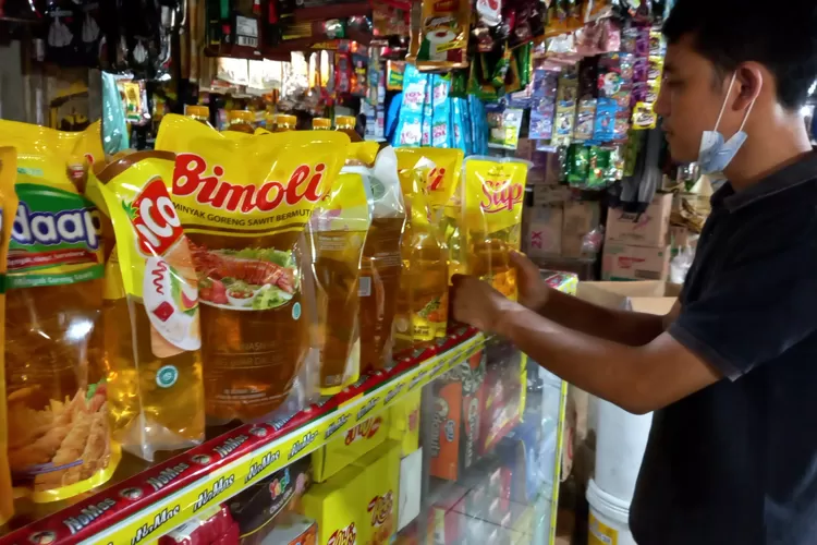 Waspada : Masyarakat diminta tidak tergiur minyak goreng murah yang ditawarkan seseorang dengan modus pinjam KTP untuk difoto.