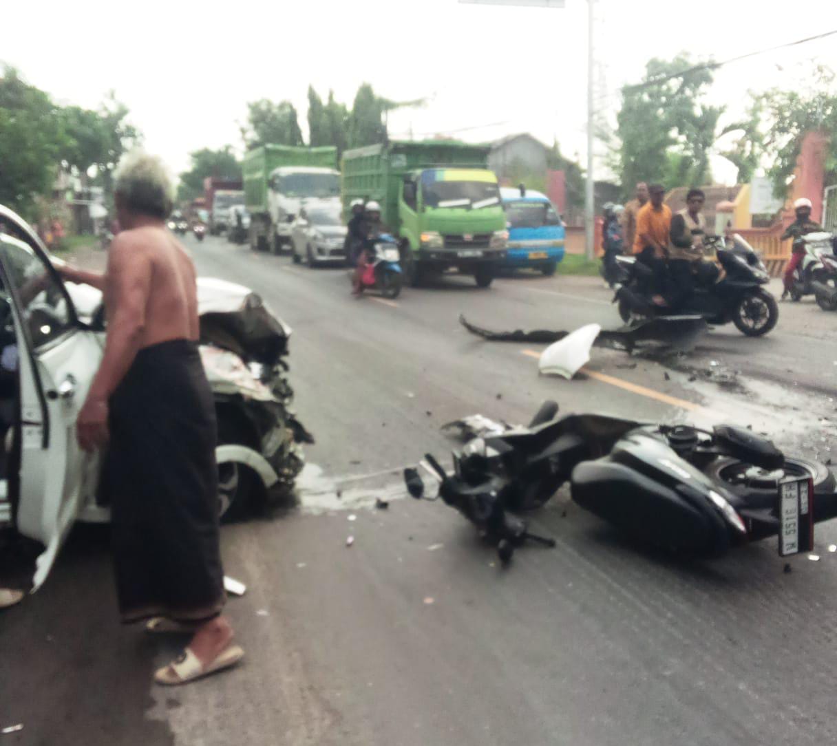 Kondisi Kendaraan Ringsek usai menabrak tronton.