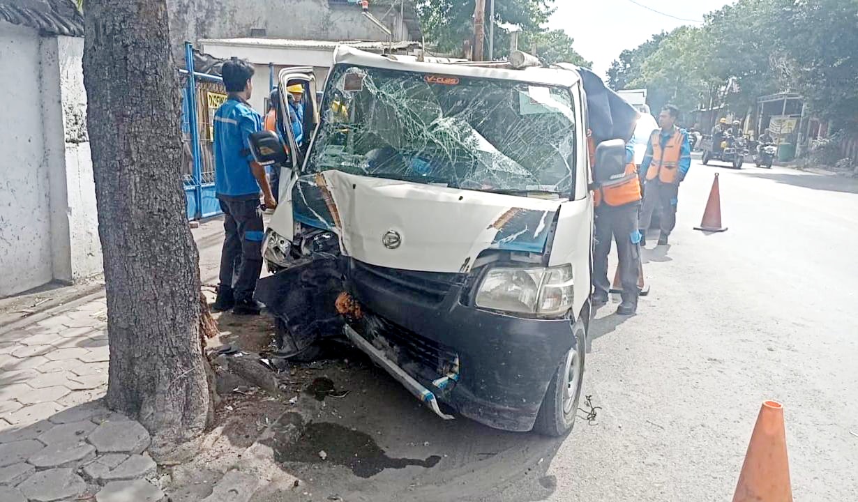 RINGSEK : Kondisi mobil milik PLN ringsek usai menabrak pohon di Jalan Raya Meduran, Kecamatan Manyar, Gresik.