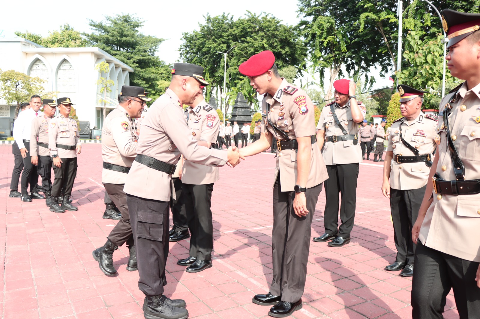 SERTIJAB : Wakapolres Gresik Kompol Danu Anindhito Kuncoro Putro saat memimpin Sertijab anggota PJU Polres Gresik di Mapolres Gresik.