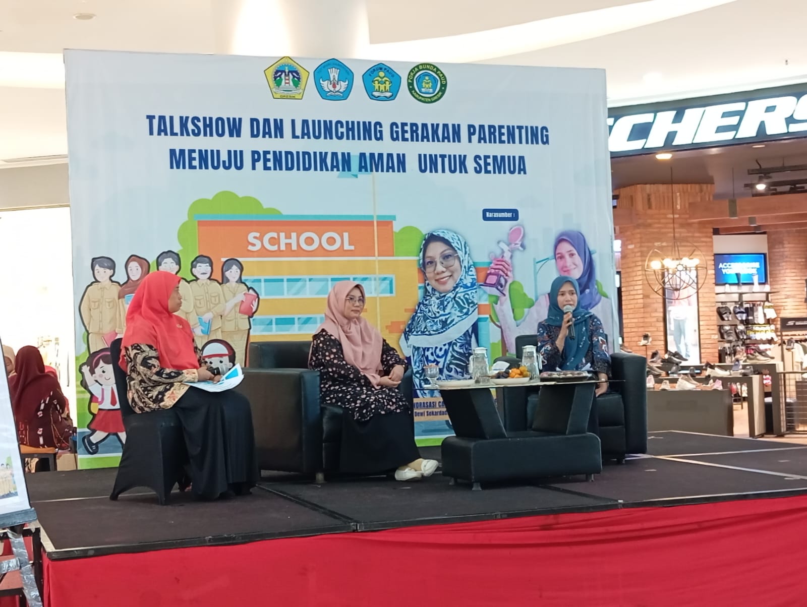 SOSIALISASI: Para narasumber yang diundangn Dinas Pendidikan (Dispendik) Kabupaten Gresik, dan Pokja Bunda PAUD dan Forum PAUD, menggelar Talk Show dan peluncuran Gerakan Parenting menuju pendidikan