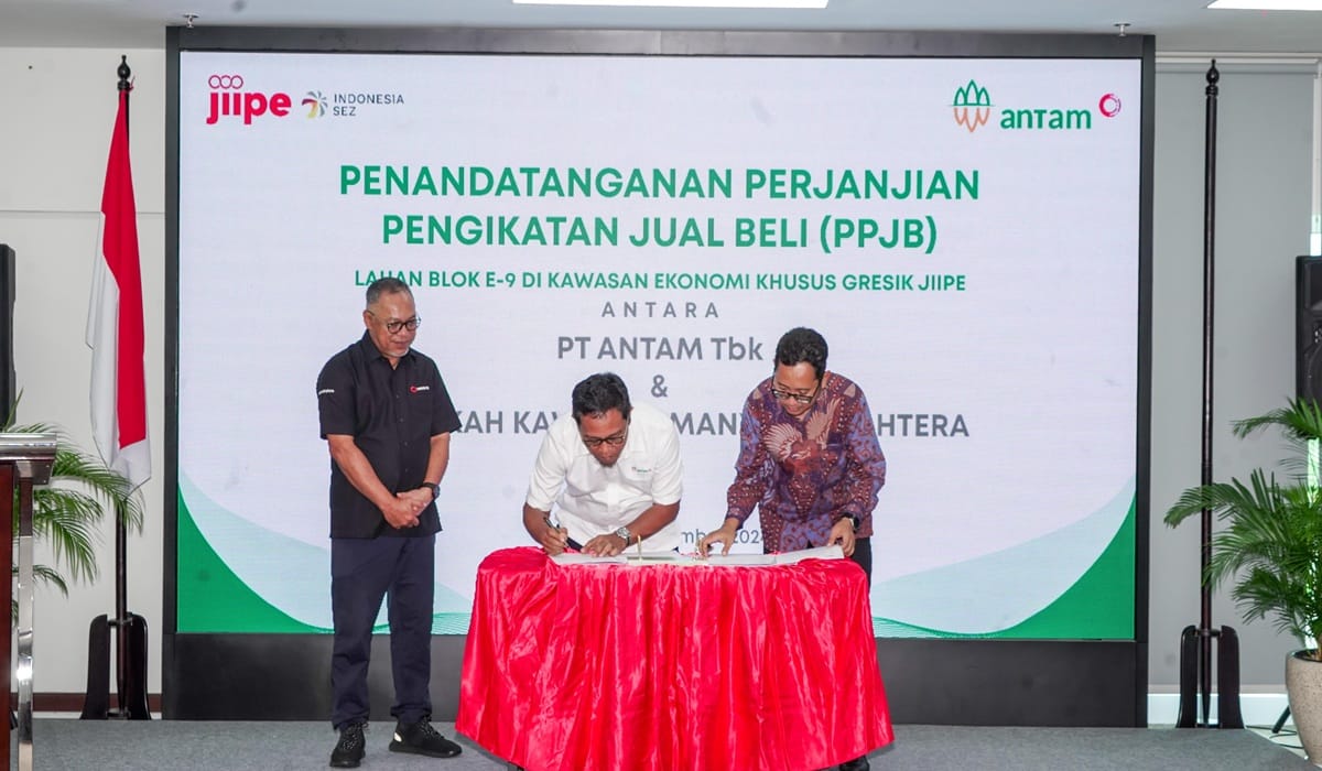 Resmi Bergabung : Pimpinan PT Antam menandatangani kesepakatan jual beli lahan dengan manajemen KEK JIIPE Gresik, Kamis (09/01).