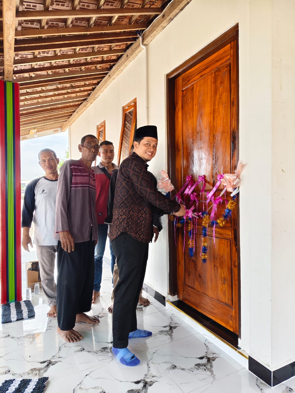 PERESMIAN: Anggota Komisi II DPRD Gresik, Muhammad Kurdi saat meresmikan Balai Rukun Nelayan (RN) Tirta Buana di Bangsalsari, Desa Banyuurip, Kecamatan Ujungpangkah.
