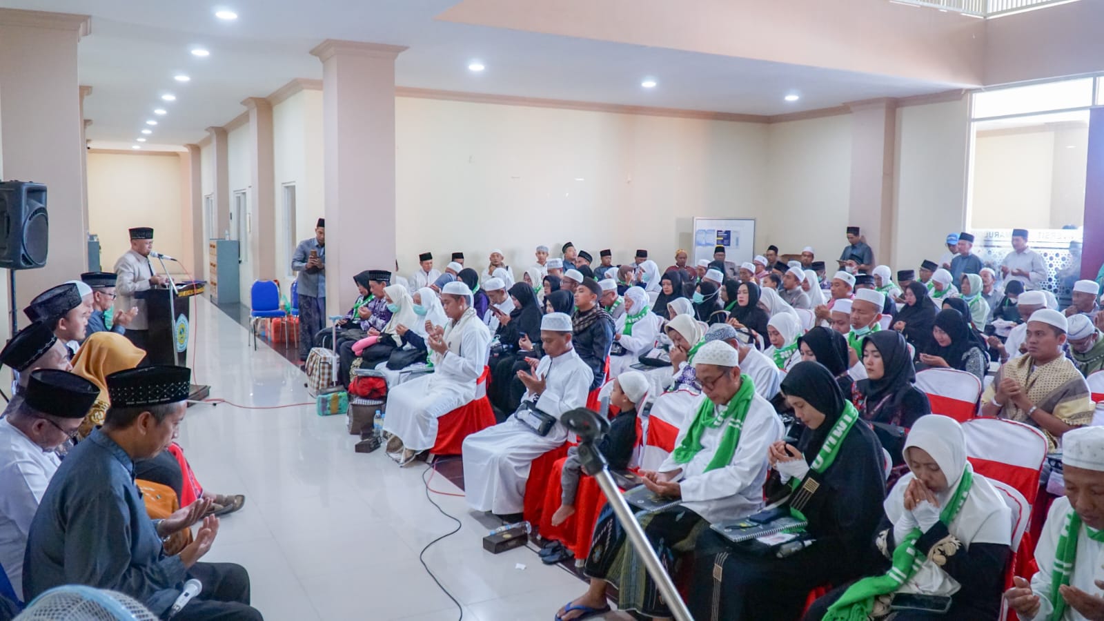 HAJI: Jamaah Haji tahun 2024 asal KBIHU MWCNU Bungah saat tiba di Gresik beberapa waktu lalu.