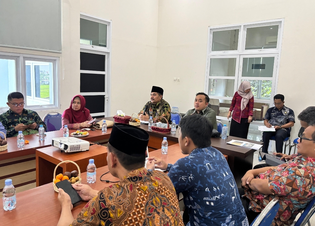 KUNKER: Komisi I DPRD Gresik saat mengunjungi Dinas PMD membahas persiapan pelaksanaan program 2025.
