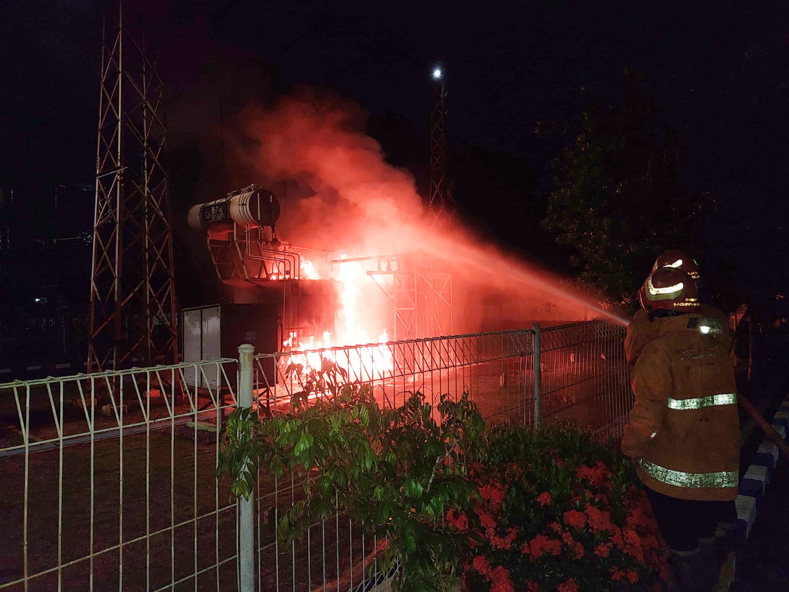 PEMADAMAN : Petugas Damkar Gresik saat melaukan pemadaman Trafo milik PLN yang terbakar di Kedamean, Gresik.