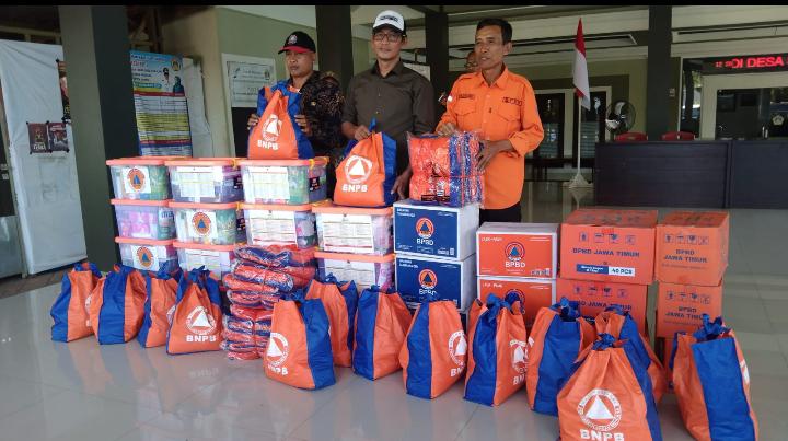 BERI BANTUAN : BPBD Kabupaten Gresik saat menyalurkan bantuan kepada warga yang terdampak angin puting beliung di balai Desa Siwalan, Kecamatan Panceng, Gresik.