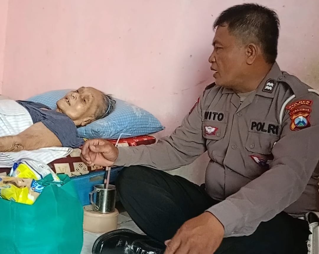 PEDULI : Aiptu Suwito anggota Polsek Driyorejo saat memberikan bhakti sosial untuk masyarakat di wilayah Kecamatan Driyorejo, Gresik.