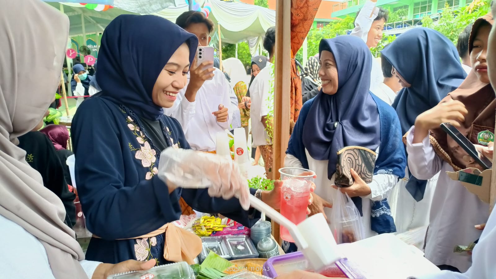 INOVATIF: Kepala SMA Sunan Giri Menganti Siti Muniroh mengunjungi salah satu stan bazar milik siswanya.
