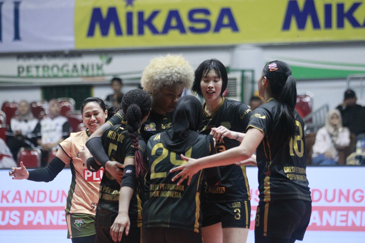 MENANG: Tim bola Voli Petrokimia Gresik menang saat melawan tim bola putri Yogya Falcons di GOR Tri Dharma Petrokimia Gresik.