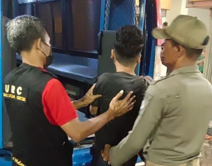 BIKIN RESAH: Petugas gabungan dari Unit Reaksi Cepat (URC) Dinas Sosial (Dinsos) dan Satuan Polisi Pamong Praja (Satpol PP) Gresik mengamankan ODGJ di Masjid Nusantara II.