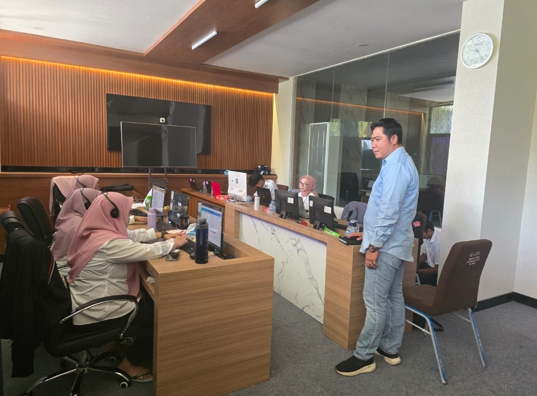 SIDAK: Wakil Ketua DPRD Gresik Lutfi Dhawam saat memantau fasilitas Command Center.