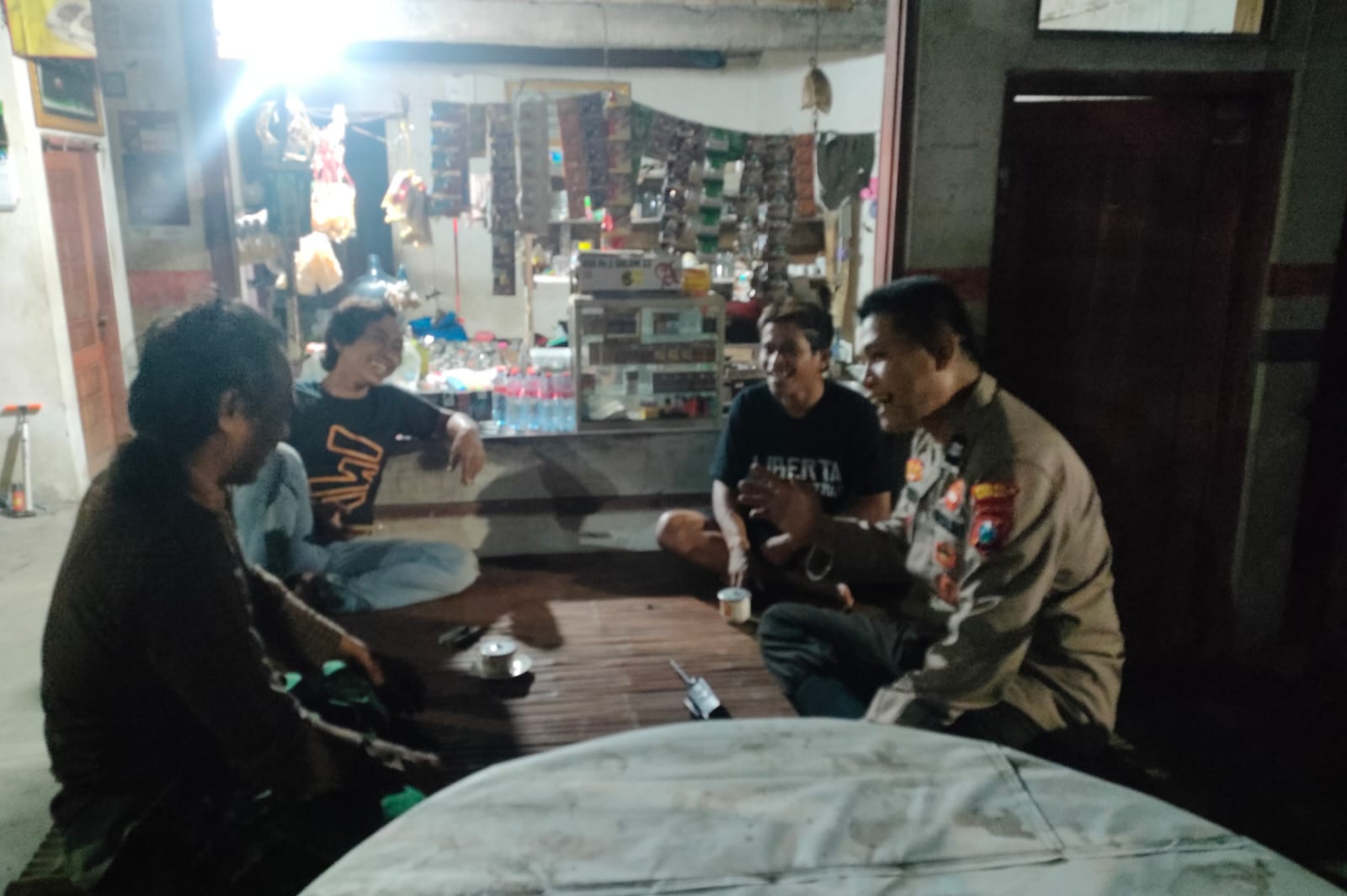 NGOPI BARENG: Bhabinkamtibmas Polsek Benjeng mengajak warga dan pemuda ngopi Kamtibmas serta menyampaikan bahaya narkoba dan pentingnya menjaga lingkungan di wilayah Kecamatan Benjeng.