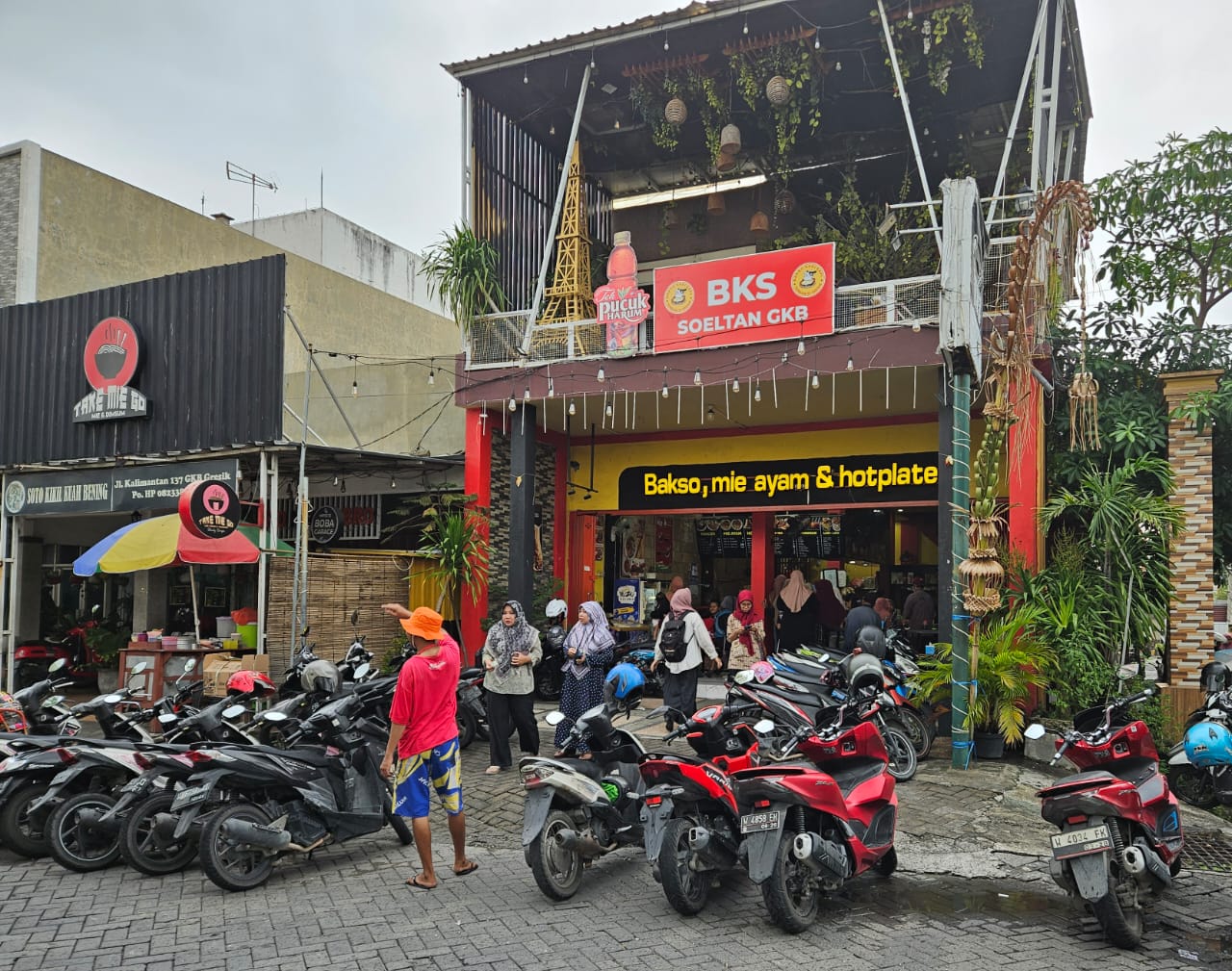 RAMAI: BKS Soeltan GKB, salag satu kedai BKS diserbu pelanggan dengan hadirnya promo ultah sang owner.