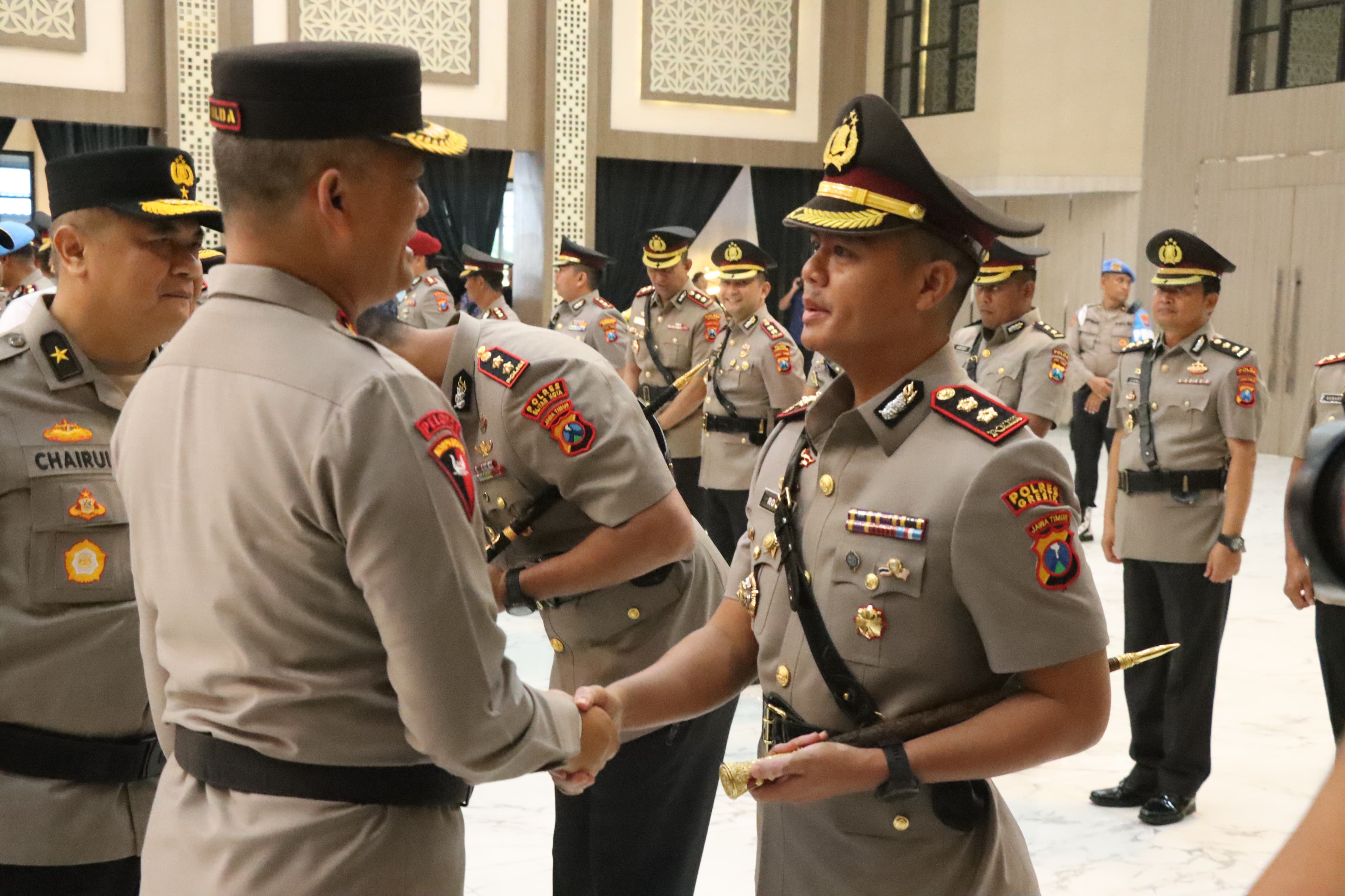 SERTIJAB: Kapolres Gresik AKBP Arief Kurniawan resmi beralih kepada AKBP Rovan Richard Mahenu, Kapolres Gresik yang baru.