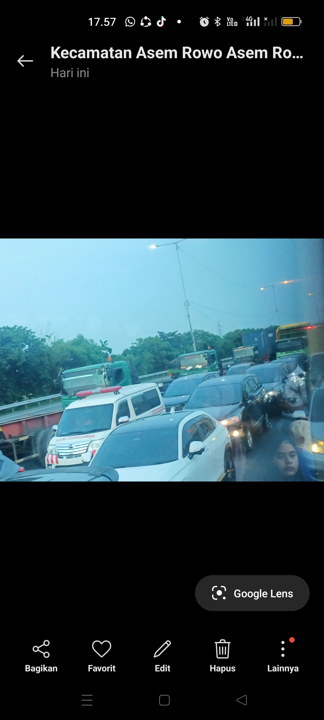 Macet Parah: Jalan tol Surabaya ke Gresik mengular hinggga 2 kilo karena ada truk bermasalah di Branjangan.
