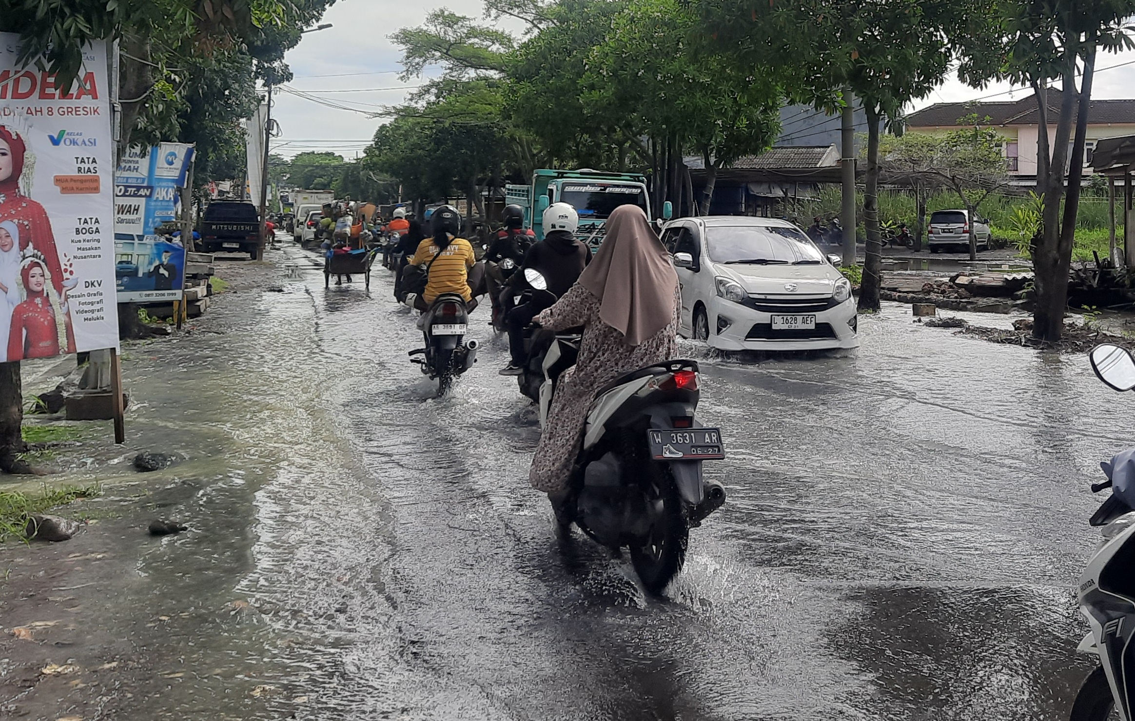 MASIH BANJIR: Genangan air masih terlihat di Jalan KH Syafi
