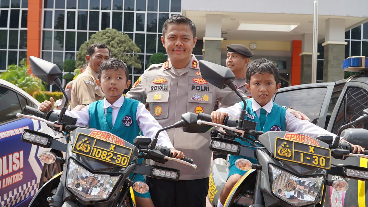 EDUKASI : Kapolres Gresik AKBP Rovan Richard Mahenu saat memberikan edukasi dini terhadap siswa TK Kusuma Bangsa di Mapolres Gresik.