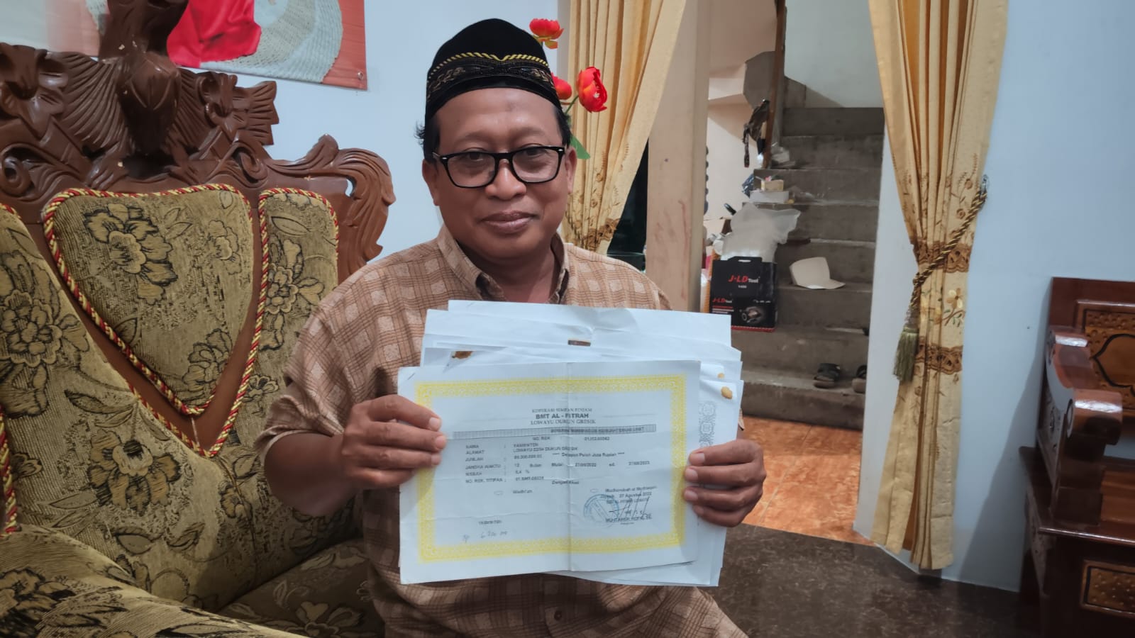 Adik korban Hj Kasima nasabah BMT Al Fitrah menunjukkan bukti kwitansi uang di tabungan adiknya yang tidak bisa ditarik.