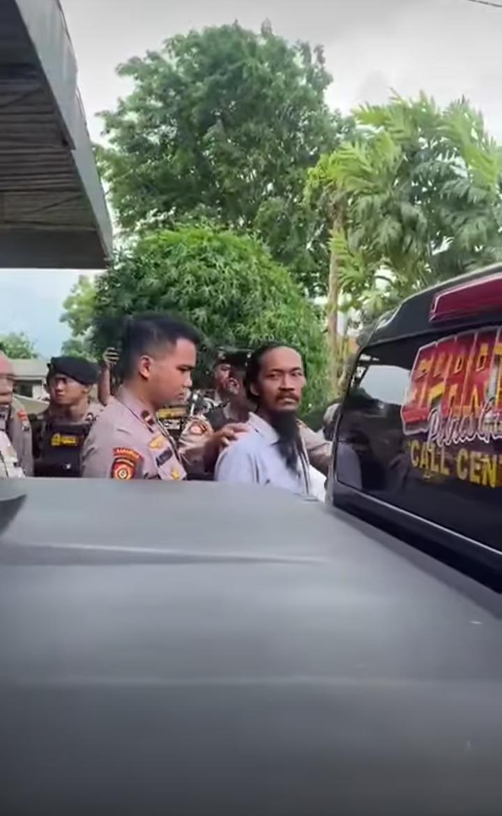 DIAMANKAN: Mantan Kades Sekapuk Abdul Halim diamankan anggota Polres Gresik di Mapolres Gresik.