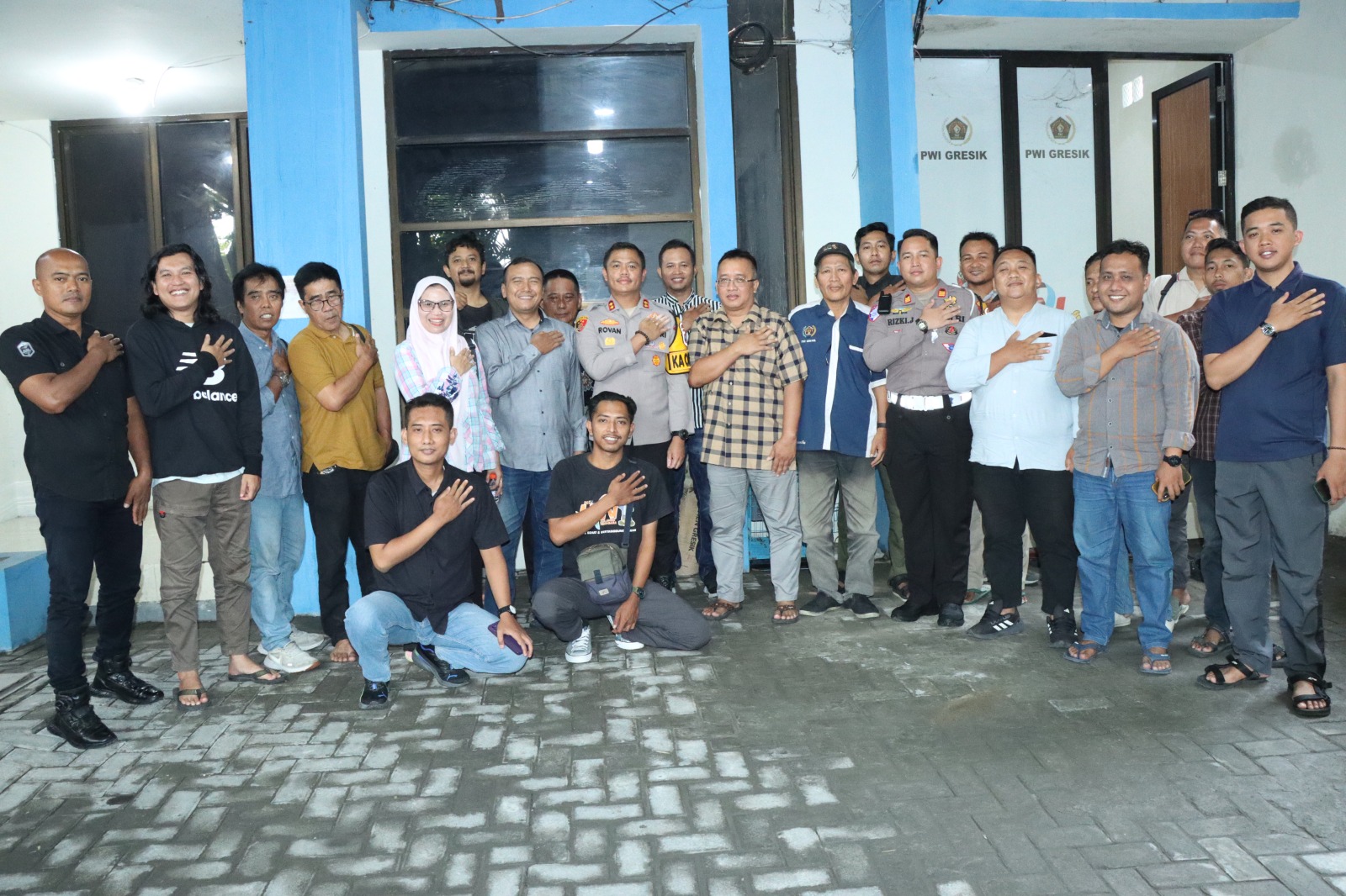 SILATURAHMI: Kapolres Gresik AKBP Rovan Richard Mahenu saat bersilaturahmi ke sekretariat Persatuan Wartan Indonesia (PWI) Kabupaten Gesik.